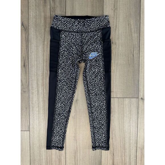BNWT Kids Girls Black Nike Leggings Size 6 6x Classic Nike Logo pants - Picture 1 of 1